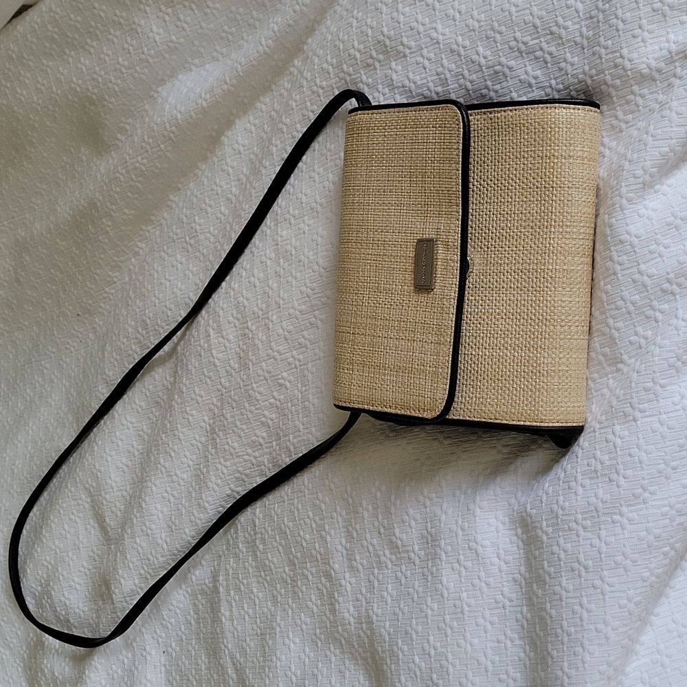 Cross body straw purse with organizing compartments
